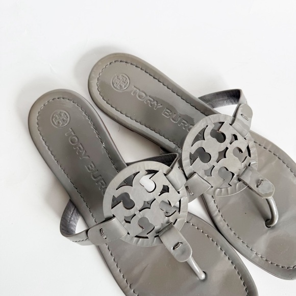 Tory Burch Gray Patent Leather Miller Sandals Size 8.5 - Picture 3 of 8